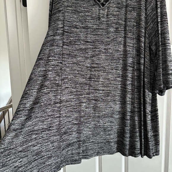 Women’s plus size 2X swing tunic with 3/4 length sleeves v-neck with detail. - Picture 4 of 6